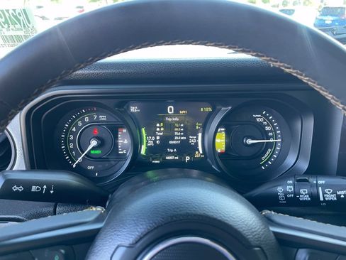 Used 2024 Jeep Wrangler Unlimited AWD/4WD image 36