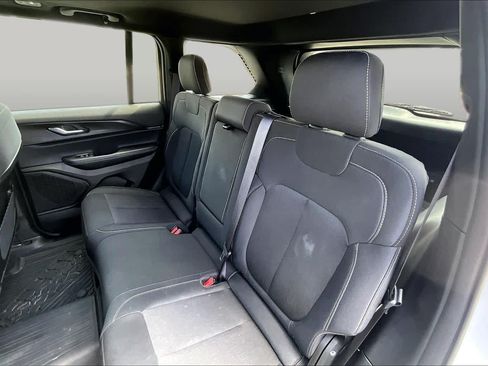 Used 2025 Jeep Grand Cherokee Laredo X RWD image 21