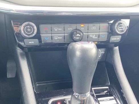 Certified 2022 Jeep Compass Limited image 36