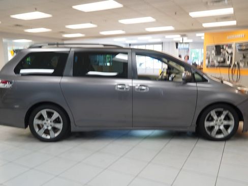Used 2013 Toyota Sienna SE FWD image 14