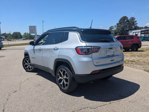 Used 2025 Jeep Compass Limited AWD/4WD image 8