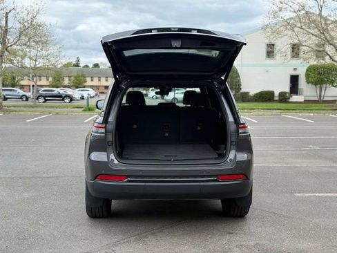 New 2025 Jeep Grand Cherokee Altitude AWD/4WD image 11