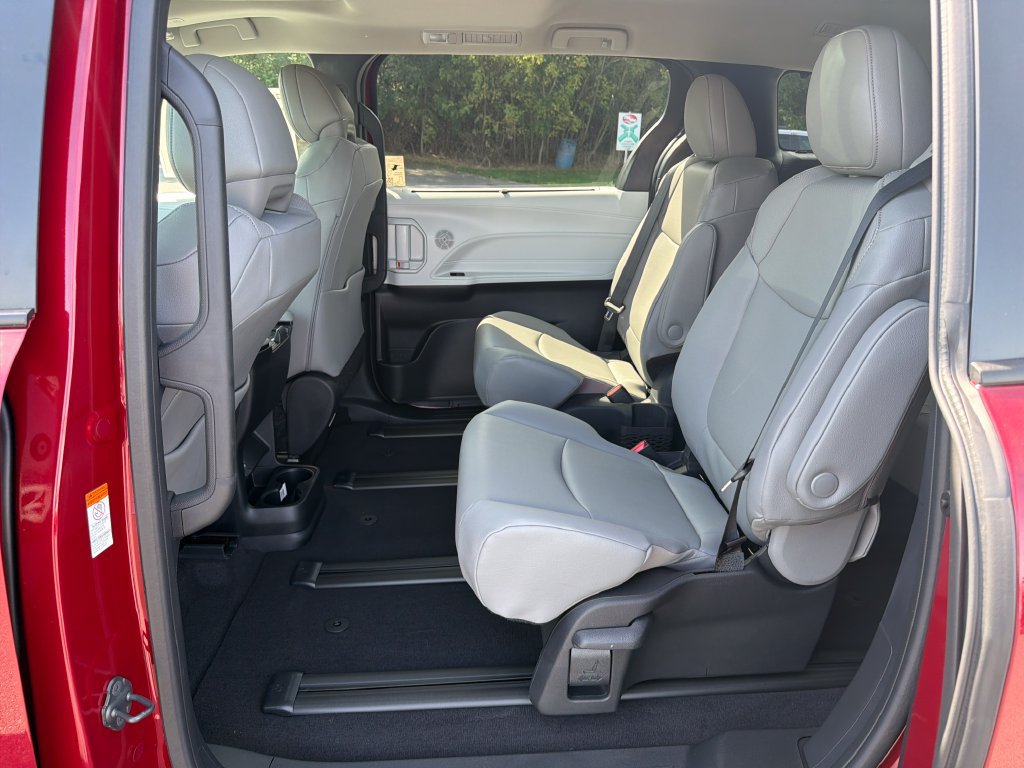 Used 2026 Toyota Sienna XLE FWD image 16