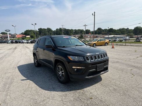 Used 2019 Jeep Compass Latitude w/ Popular Equipment Group AWD/4WD image 3