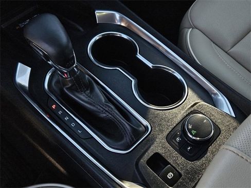 Used 2023 Chevrolet Traverse Premier image 30