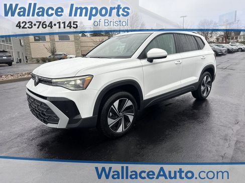 New 2025 Volkswagen Taos SE image 1