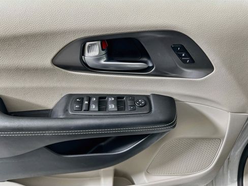 Used 2024 Chrysler Pacifica Touring-L FWD image 15