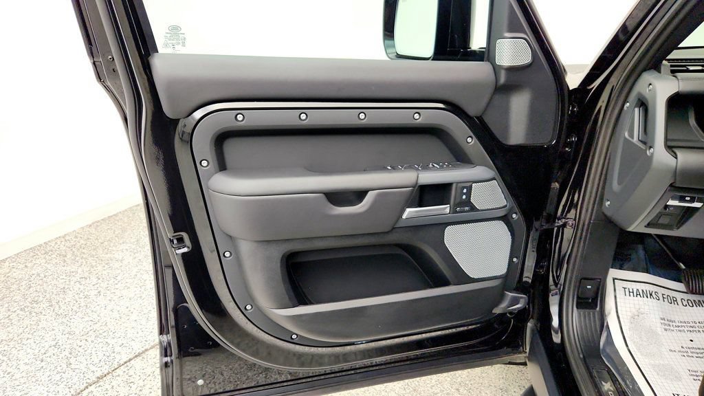 Used 2024 Land Rover Defender 130 X-Dynamic SE AWD/4WD image 11