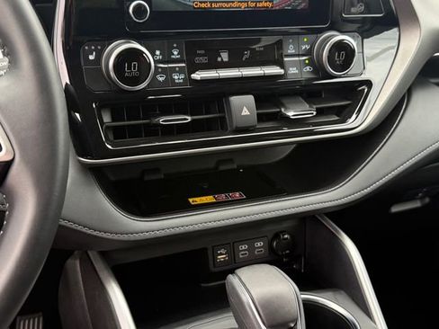 Used 2025 Toyota Highlander XLE FWD image 19