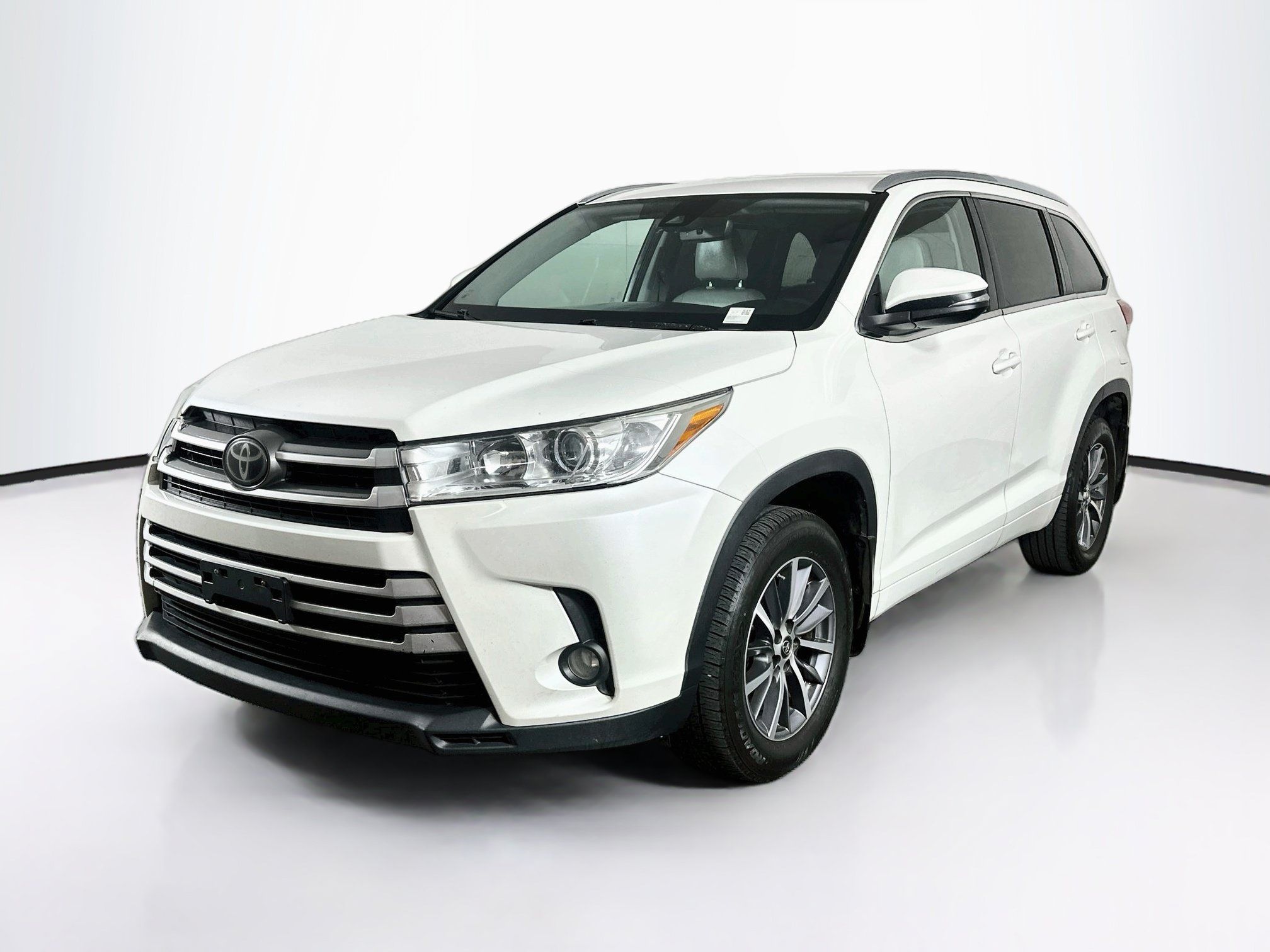 Used 2018 Toyota Highlander XLE AWD/4WD image 3
