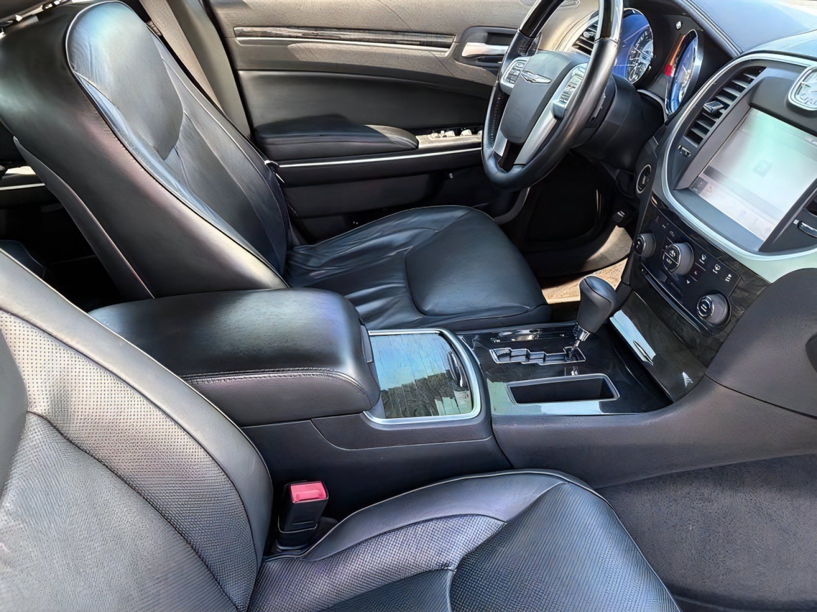 Used 2011 Chrysler 300 C RWD image 11