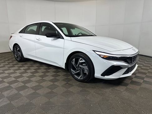 Used 2025 Hyundai Elantra Sport image 2