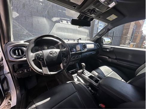 Used 2018 Toyota Tacoma TRD Off-Road w/ Technology Package image 2