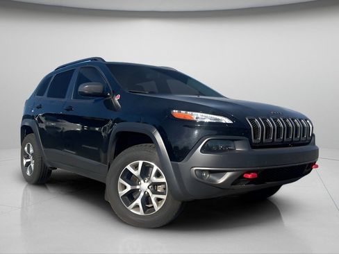 Used 2018 Jeep Cherokee Trailhawk AWD/4WD image 2