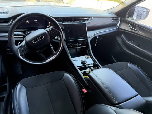 Used 2023 Jeep Grand Cherokee Altitude image 10