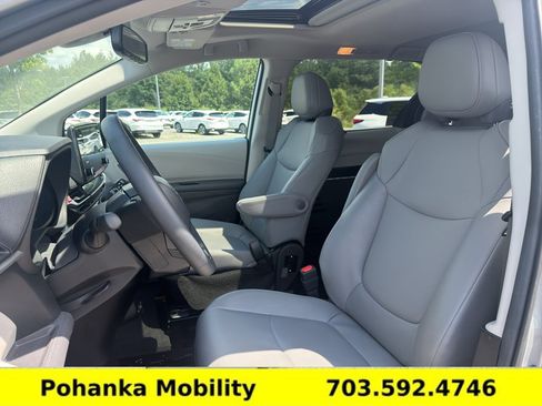 Used 2024 Toyota Sienna XLE FWD image 23
