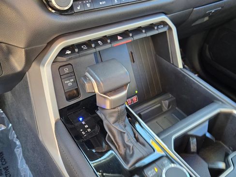 Used 2025 Toyota Tundra Limited AWD/4WD image 18