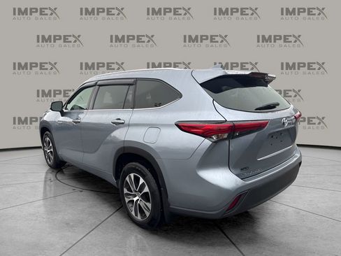 Used 2021 Toyota Highlander XLE image 3