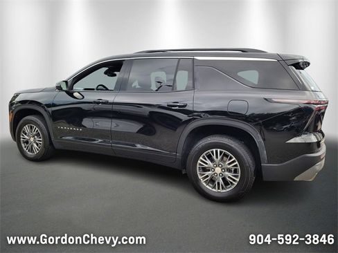 Used 2025 Chevrolet Traverse LT image 3