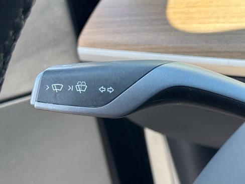 Used 2022 Tesla Model Y Long Range AWD/4WD image 31