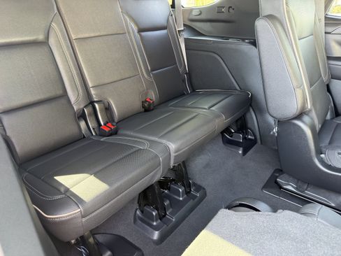 Used 2023 GMC Yukon SLT w/ SLT Luxury Package AWD/4WD image 14