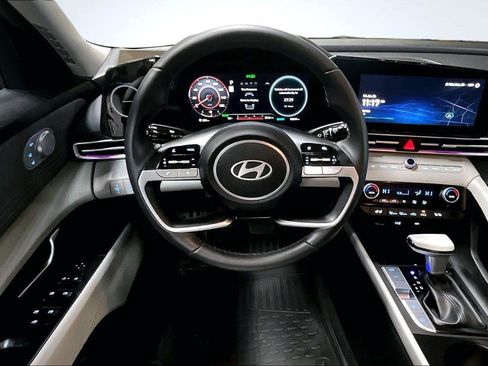 Used 2025 Hyundai Elantra Limited image 6