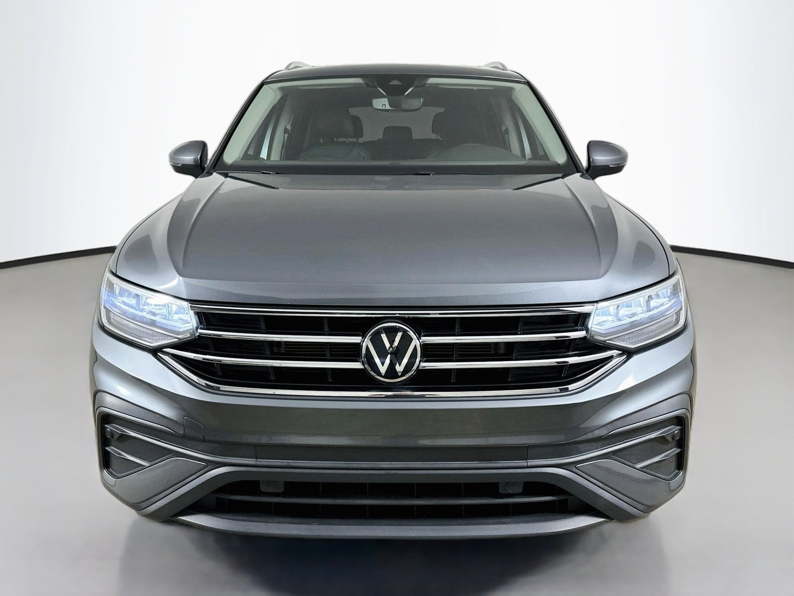 Used 2023 Volkswagen Tiguan SE w/ Panoramic Sunroof Package AWD/4WD image 2