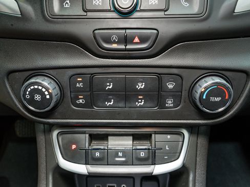 Used 2022 GMC Terrain SLE image 18