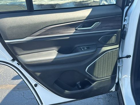 Used 2023 Jeep Grand Cherokee Limited image 20