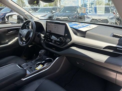 Certified 2024 Toyota Highlander Platinum FWD image 18
