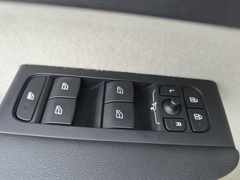 Used 2023 Volvo XC40 B4 Ultimate w/ Protection Package Premier image 28