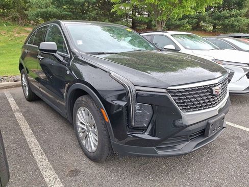Certified 2024 Cadillac XT4 Luxury w/ Cold Weather Package AWD/4WD image 3