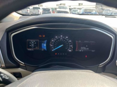 Used 2019 Ford Fusion SE FWD image 26