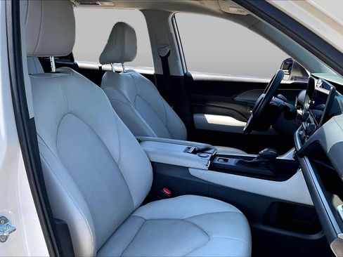 Used 2024 Toyota Grand Highlander AWD image 8