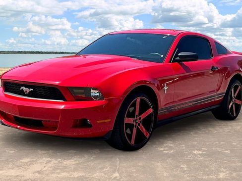 Used 2010 Ford Mustang Coupe RWD image 1