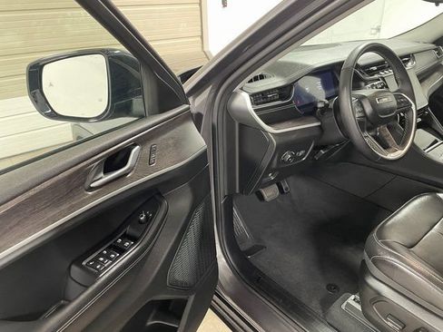 Used 2023 Jeep Grand Cherokee Limited AWD/4WD image 11