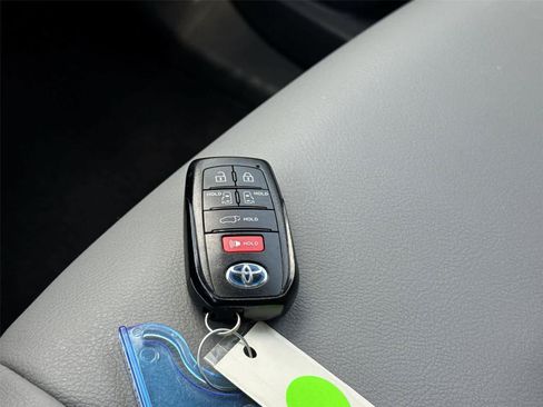 Used 2022 Toyota Sienna XLE FWD image 30