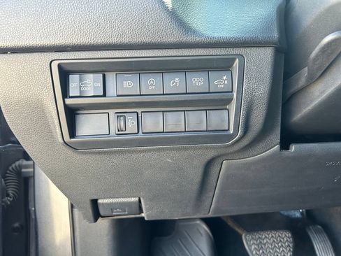Used 2022 Toyota Tundra SR5 w/ SR5 Convenience Package AWD/4WD image 18