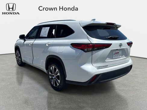 Used 2023 Toyota Highlander XLE FWD image 3