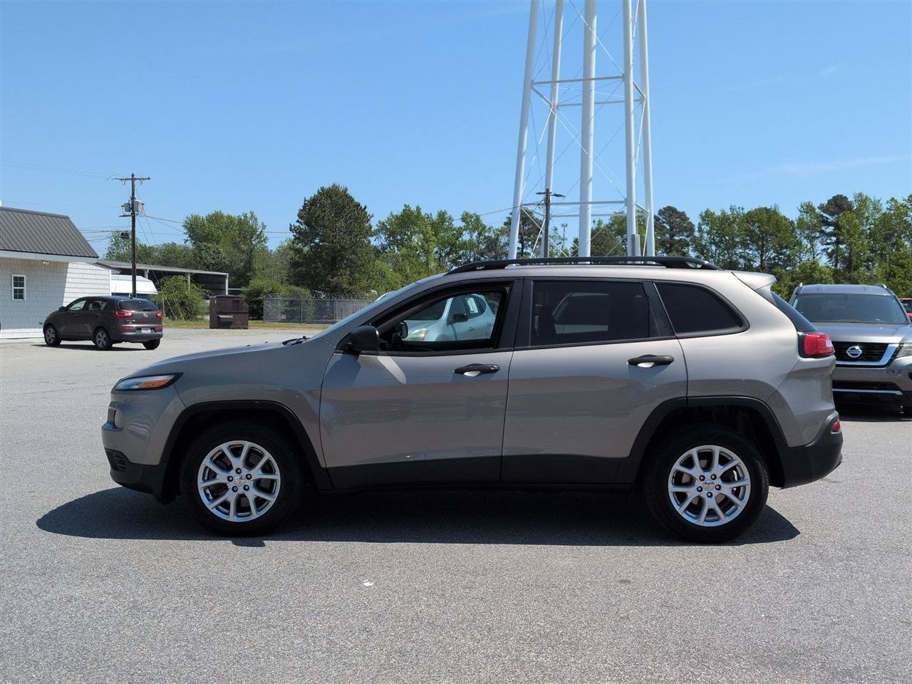Used 2017 Jeep Cherokee Sport FWD image 6