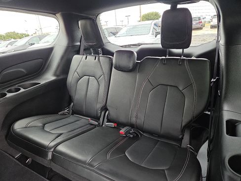 Used 2025 Chrysler Pacifica Select FWD image 9