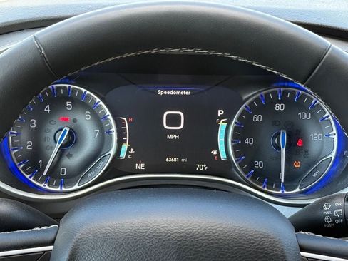 Used 2023 Chrysler Pacifica Touring-L FWD image 22