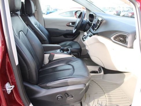 Used 2017 Chrysler Pacifica Touring-L Plus w/ Advanced Safetytec Group image 20