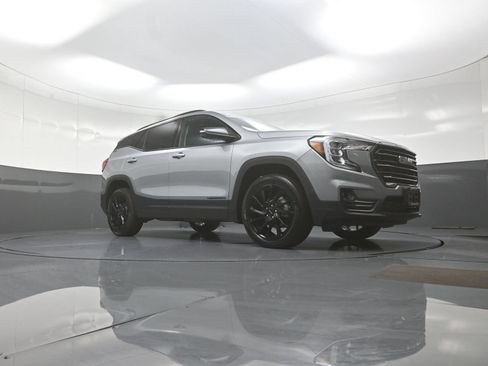 Used 2024 GMC Terrain SLT w/ Elevation Edition AWD/4WD image 9
