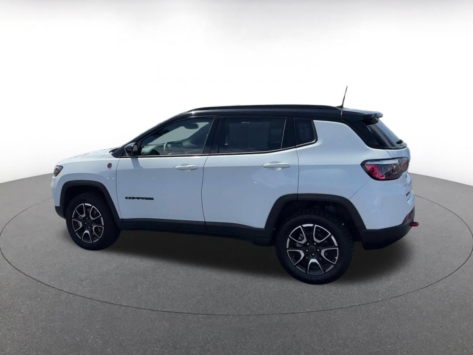 Used 2025 Jeep Compass Trailhawk AWD/4WD image 9