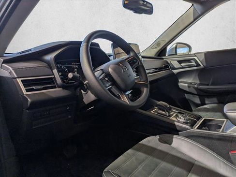 Used 2023 Mitsubishi Outlander SE image 11