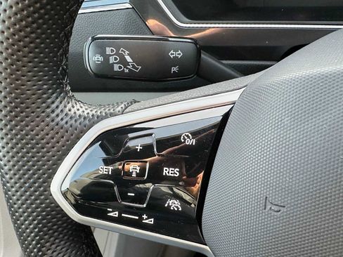 Used 2022 Volkswagen Tiguan SEL R-Line image 33