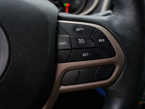 Used 2017 Jeep Cherokee Latitude w/ Cold Weather Group AWD/4WD image 28