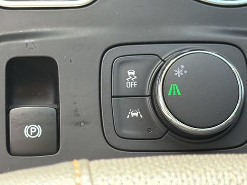 Used 2021 Chevrolet Traverse Premier FWD image 22