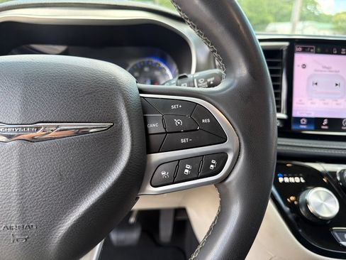 Used 2023 Chrysler Pacifica Touring-L FWD image 17